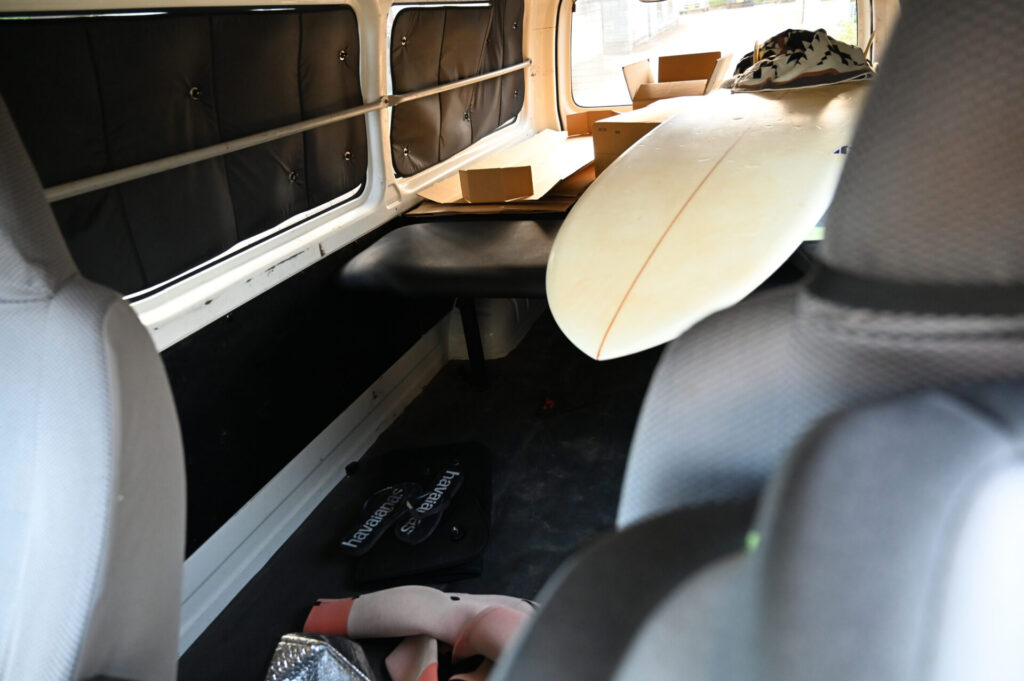ハイエース運転席からの荷台