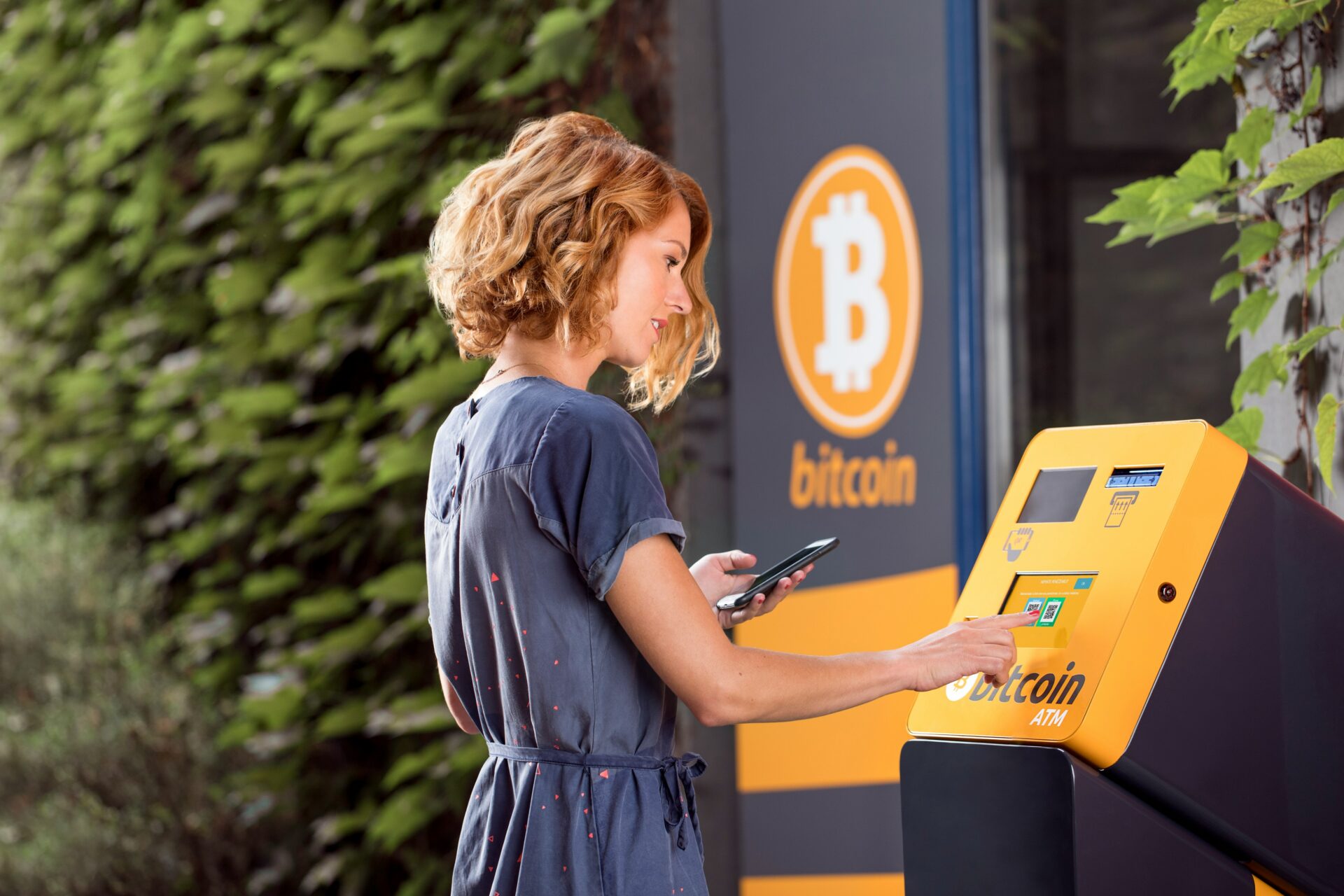 ビットコイン専用ATMを利用する女性
