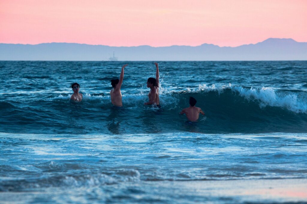 海に４人の海水浴者