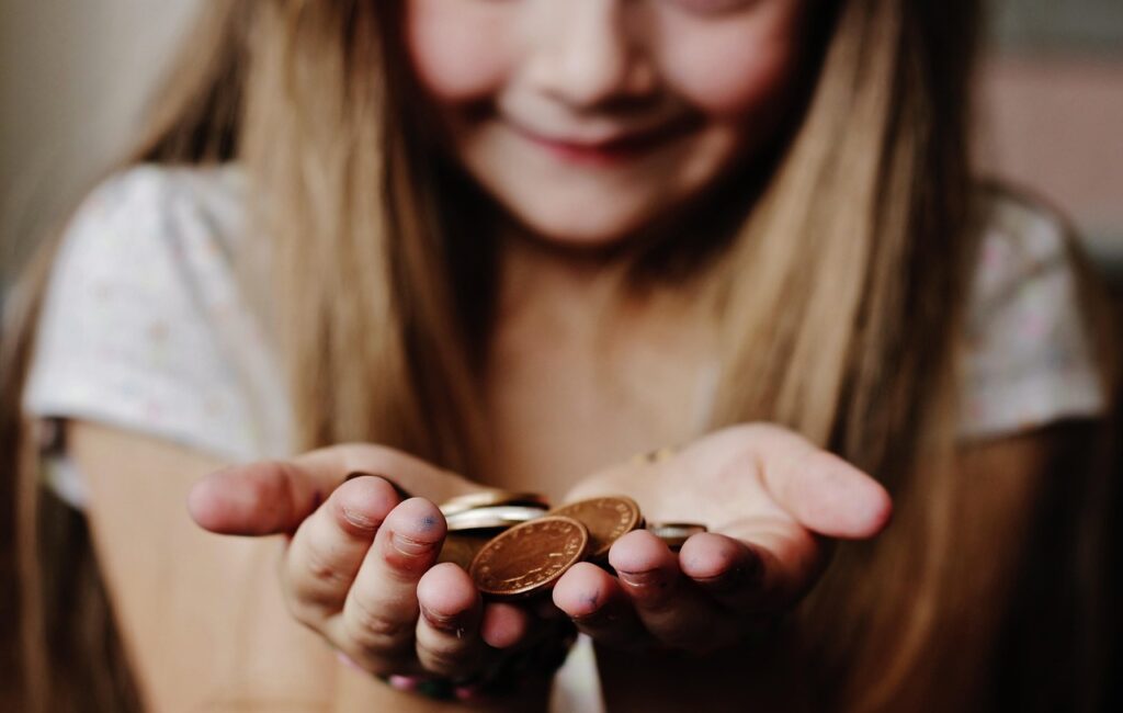 金貨を持つ少女
