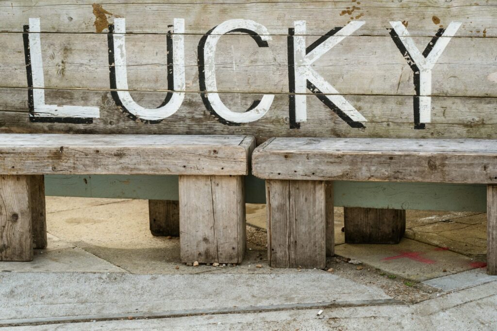 LUCKYと書かれたベンチ