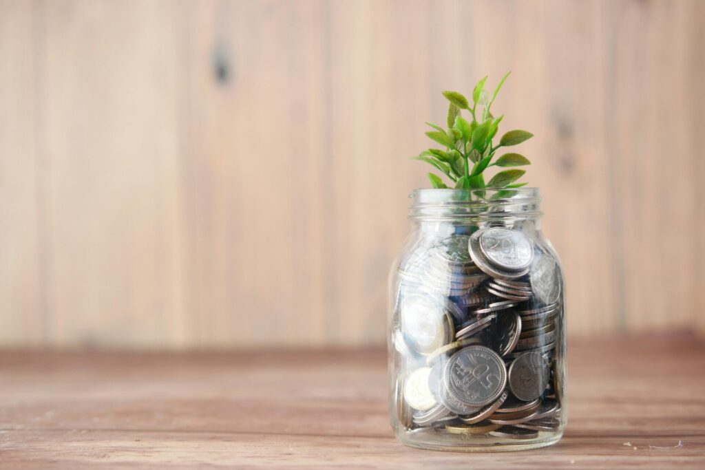 瓶の中に硬貨そこから芽が生えている